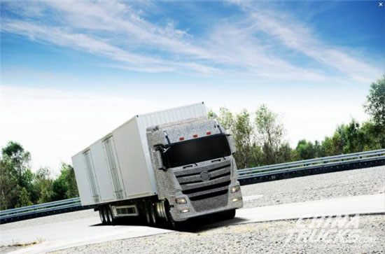 Foton Daimler Super Truck Make Public Appearance in Shanghai