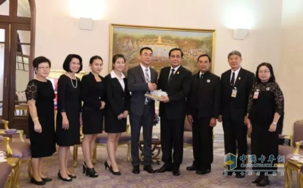 Two Thai Deputy Prime Ministers Visited Linglong Booth at “Buengkan Rubber Expo 2017”