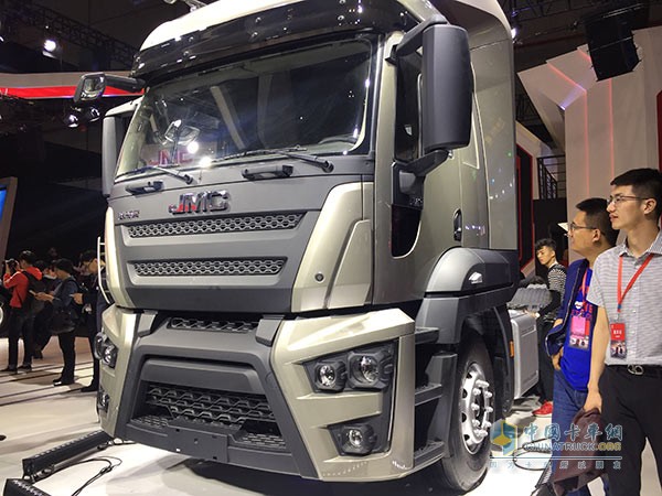 Auto Shanghai 2017: JMC’s First Heavy Truck Weilong Shows up