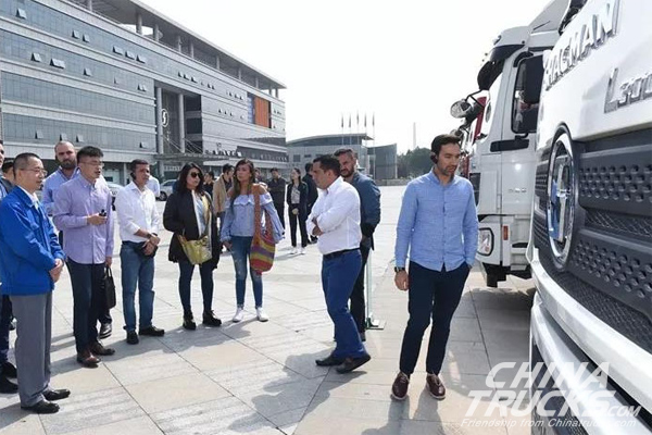 Columbian Guests Visit SHACMAN