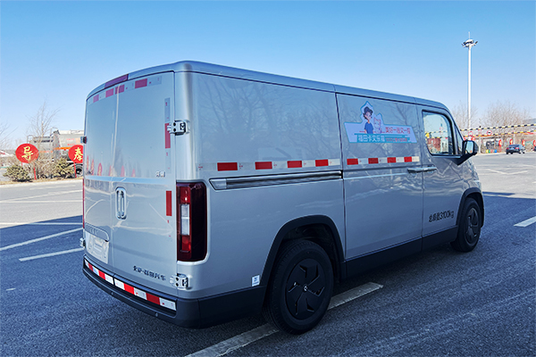 FOTON CAVAN Van Makes One Mile One Smile 