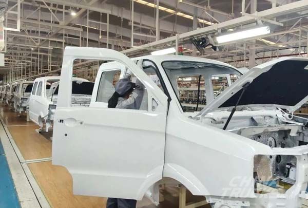 31 Victory Mini Trucks Set Off for UAE