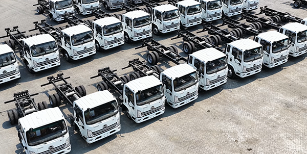 WEICHAI New Energy Ships First Batch of 51 SDAC Light Trucks to Ecuador