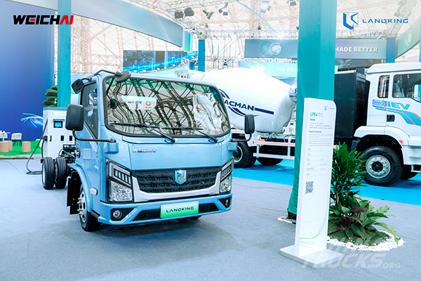 WEICHAI LANDKING LPE4 Electric Mini Truck Showcased for Global Urban Logistics