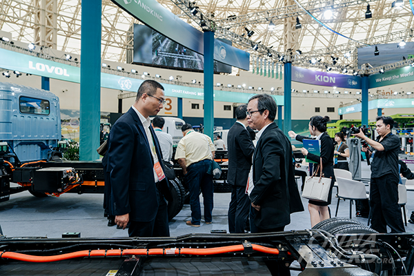 WEICHAI LANDKING LPE4 Electric Mini Truck Showcased for Global Urban Logistics