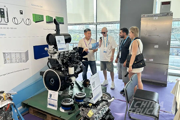 FAW Import and Export Promotes Hongqi Vehicles and Parts at 140th Canton Fair