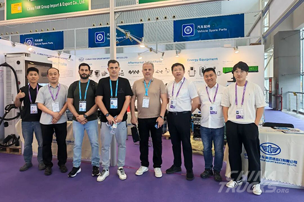 FAW Import and Export Promotes Hongqi Vehicles and Parts at 140th Canton Fair