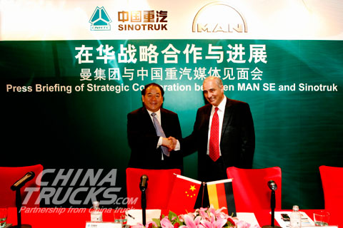 中国重汽董事长马纯济先生和曼集 团首席执行官帕赫塔博士亲切握手