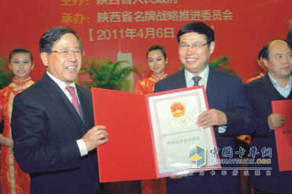 Chairman of FAST, Li Dakai, receiving the certificate of honor 
