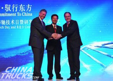 Daimler and Fujian Motor executives officially opened the new center
