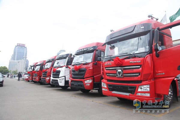 XCMG Heavy Port Tractor Introduction Meeting Held in Ningbo