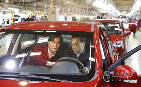PM Li Keqiang is learning about JAC green energy car